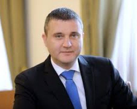 Горанов: Обсъждаме вариант свободните професии също да ползват безлихвени заеми