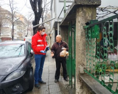 Това са хората, които се грижат доброволно за самотни пенсионери