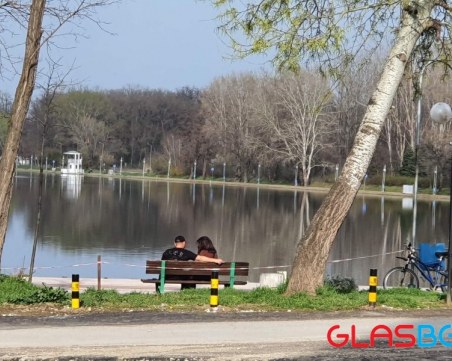 Влюбени скъсаха прегражденията на Гребната, айляци напълниха Небет тепе
