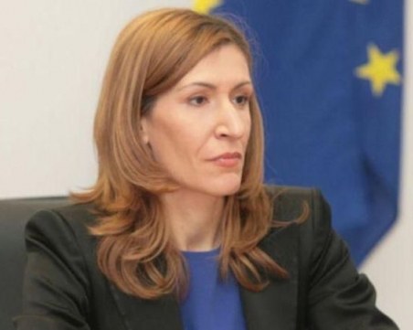 Ангелкова: Ще има фалити на туроператори, ако ситуацията продължи повече от 3 месеца