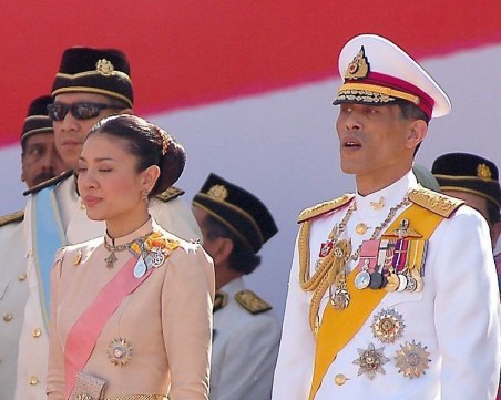 Кралят на Тайланд се самоизолира с 20 жени в германските Алпи