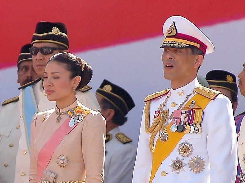 Кралят на Тайланд се самоизолира с 20 жени в германските Алпи