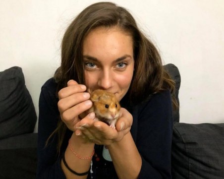 Домашните любимци на Марица - хамстерът Чоки сам си отваря вратичката
