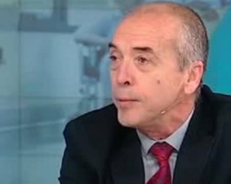 Доц. Мангъров за задължителните маски: Все едно да си сложите решетка на прозореца и да мислите, че няма да влязат мухи
