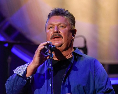 Известен кънтри певец почина от коронавирус