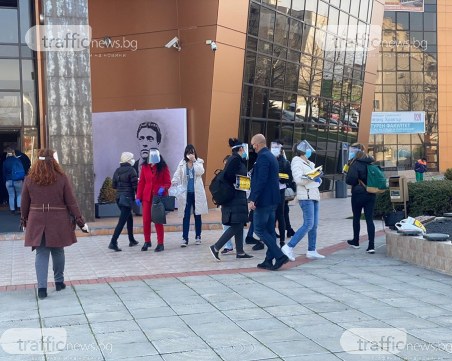 Кметът на Тракия и 30 служители тръгнаха на обиколка – раздават дезинфектанти и брошури