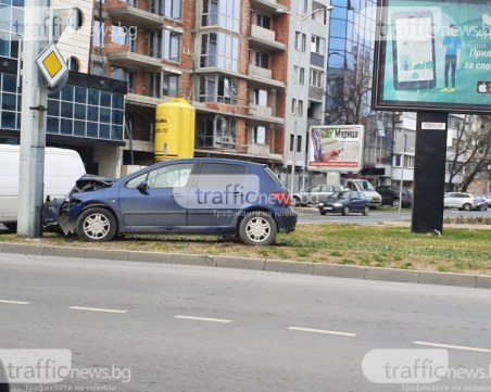 Кола се заби в стълб на Коматевско шосе