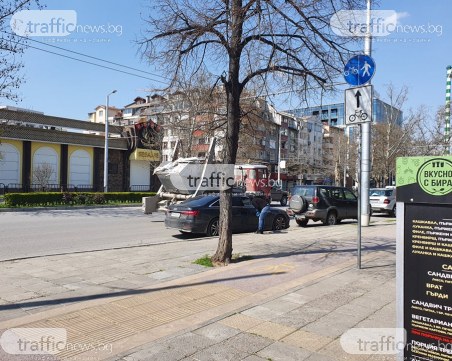 На косъм от инцидент! Камион сипе строителен отпадък по пловдивски булевард