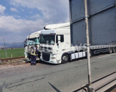 Тежка катастрофа с два ТИР-а край София, има загинал човек