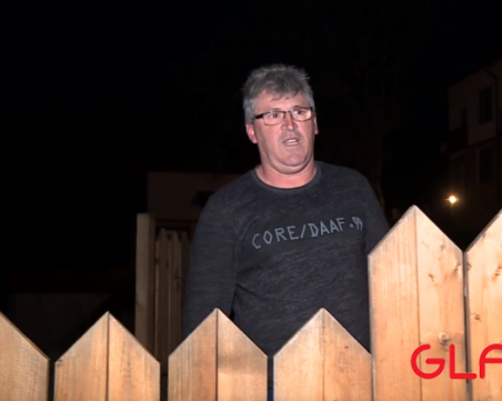 Българин пази семейството си, като не се прибира в дома си