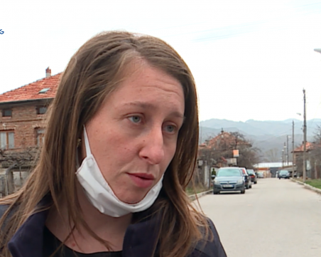 Добрият пример! Кметица шие маски за цяло село