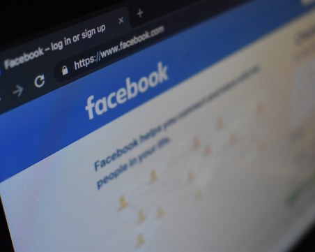 Facebook дава 100 милиона долара на пострадали от коронавируса новинарски медии