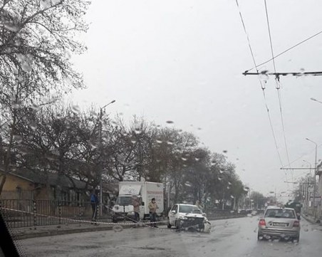 Кола отнесе мантинела на Кукленско шосе, заби се в насрещното