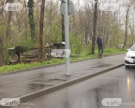 Кола се заби и се обърна в парк 