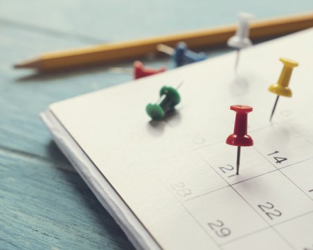 Масово фирмите пускат служителите си в платен отпуск