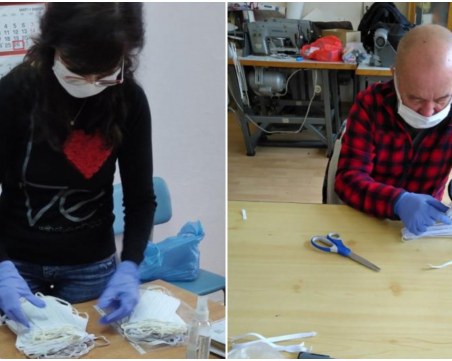 Пловдивски учители ушиха над 1000 предпазни маски