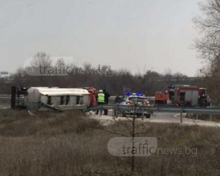 Цистерна се обърна край Карлово