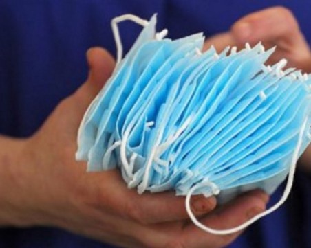 В Австрия раздават маски на входа на магазините, в Чехия и Словения са задължителни