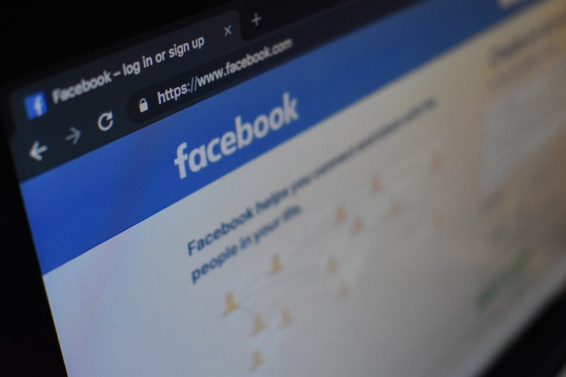 Facebook дава 100 милиона долара на пострадали от коронавируса новинарски медии