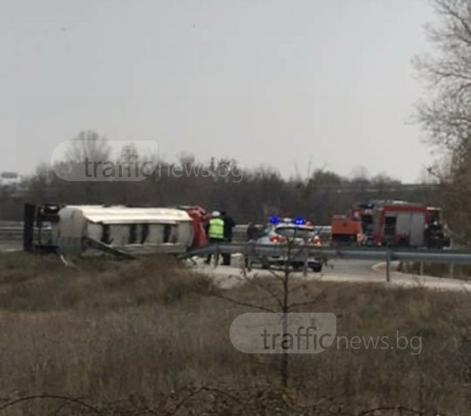 Шофьорът на обърнатата цистерна край Карлово е в болница