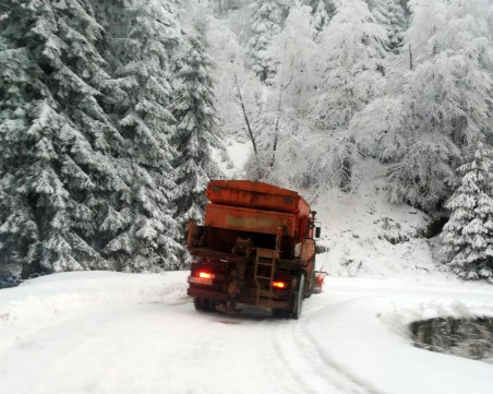 220 машини почистват пътищата в районите със снеговалеж