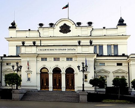 Хоспитализират Хасан Адемов, парламентът няма да е под карантина