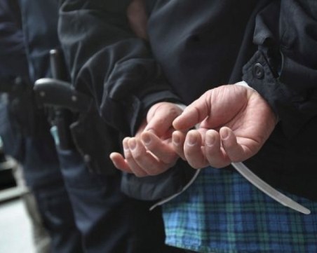 Непълнолетни разбиха магазин, задигнаха алкохол и цигари