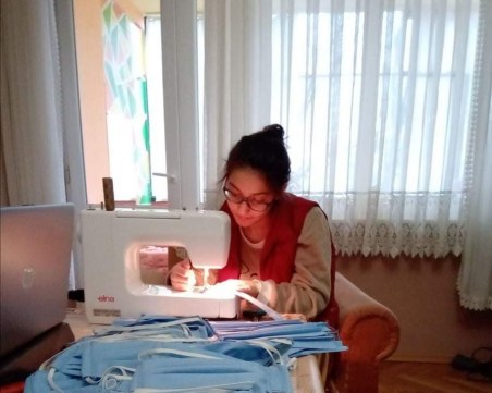 Пловдивски ученици ушиха и дариха 600 маски