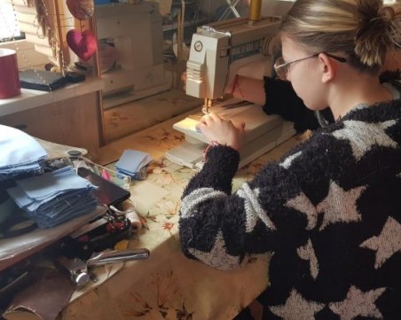 Пловдивски ученици ушиха и дариха 600 маски за многократна употреба