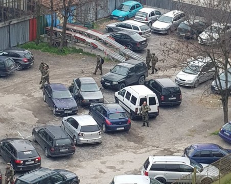 Военнослужещи от Пловдив погазват препоръките за социална дистанция