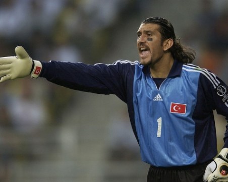 Жената на легендарен турски вратар разказа за битката му с вируса