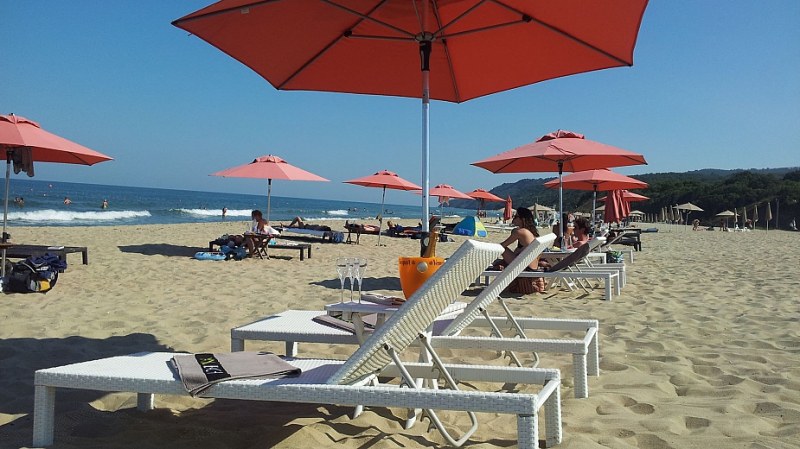 Ангелкова: Шезлонгите и чадърите на плажа за българи да са безплатни това лято