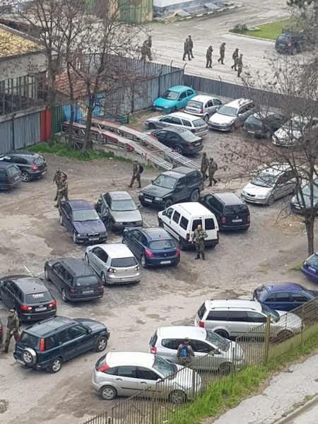 Военнослужещи от Пловдив погазват препоръките за социална дистанция