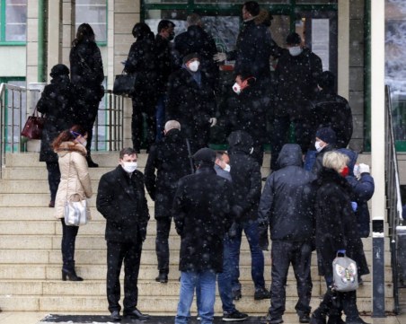 Депутатите чакат пробите за COVID-19, за да започнат работа