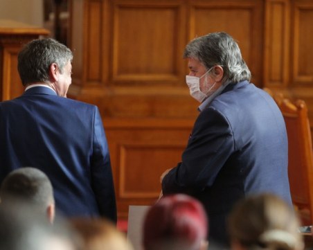 Двама депутати със съмнения за коронавирус