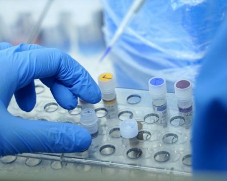 Изследват 30 антивирусни лекарства за лечение на COVID-19
