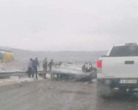 Кола се обърна на АМ Тракия, движението е затруднено
