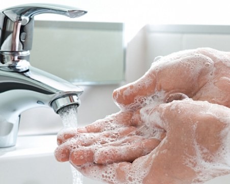 Професор: 90% от заразяването с коронавирус е заради замърсени ръце