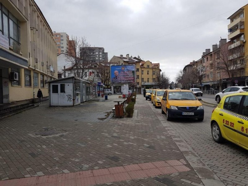 Ген. Мутафчийски изгря на билборди в родния му град