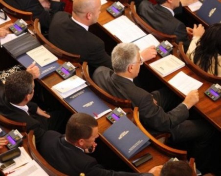 Категорично: Парламентът няма да минава под карантина
