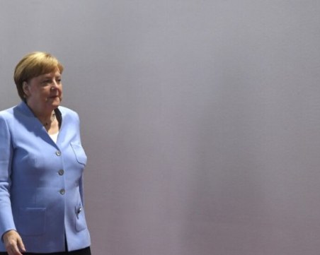 Меркел се върна на работа в офиса си след карантината