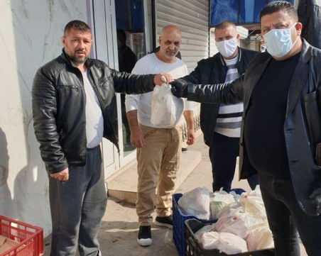 Пловдивски бизнесмен и общински съветник раздадоха храни в Столипиново