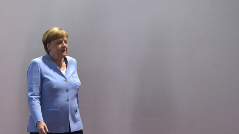 Меркел се върна на работа в офиса си след карантината