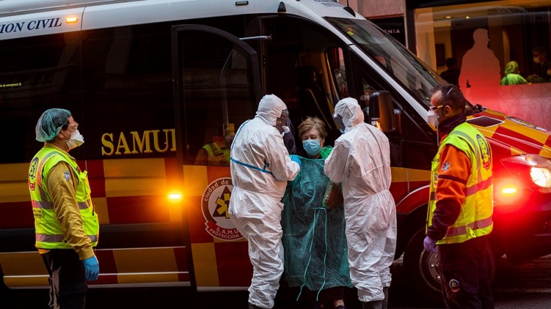 Великобритания на второ място по починали от COVID-19 за 24 часа, изравни се с Италия по нови случаи
