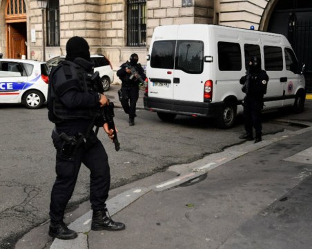 Двама убити и 7 ранени след нападение с нож на опашка за хляб във Франция