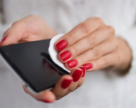 Как да дезинфекцирате телефона си без да го повредите?