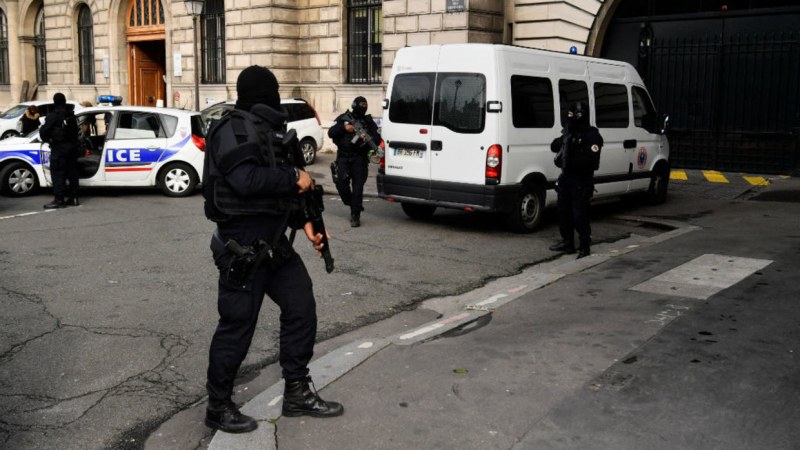 Двама убити и 7 ранени след нападение с нож на опашка за хляб във Франция