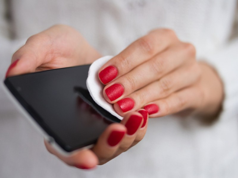 Как да дезинфекцирате телефона си без да го повредите?