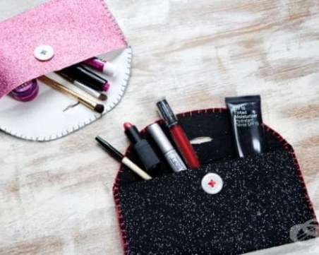 Бактерии дебнат в чантичката за грим