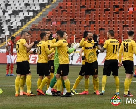 Ботев предлага нови договори на трима свои играчи